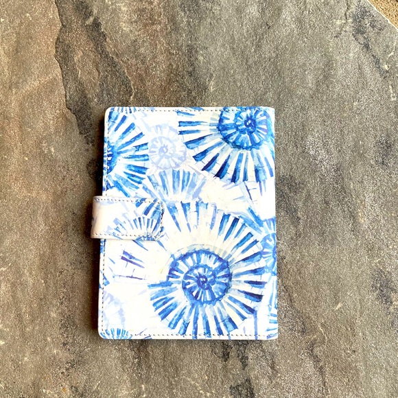 Anthropologie Wanderer Passport holder - Picture 1 of 2